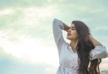 Sanchita Shetty Instagram - 🦋 Photography captured by : @aaronprince_photography Makeup-hairstyle : @makeup_by_jayanthi #peace #joy #love #one #small #step #can #change #your #life #streetstyle #sunset #keepsmiling #sanchita #sanchitashetty #spreadlovepositivity ❤️