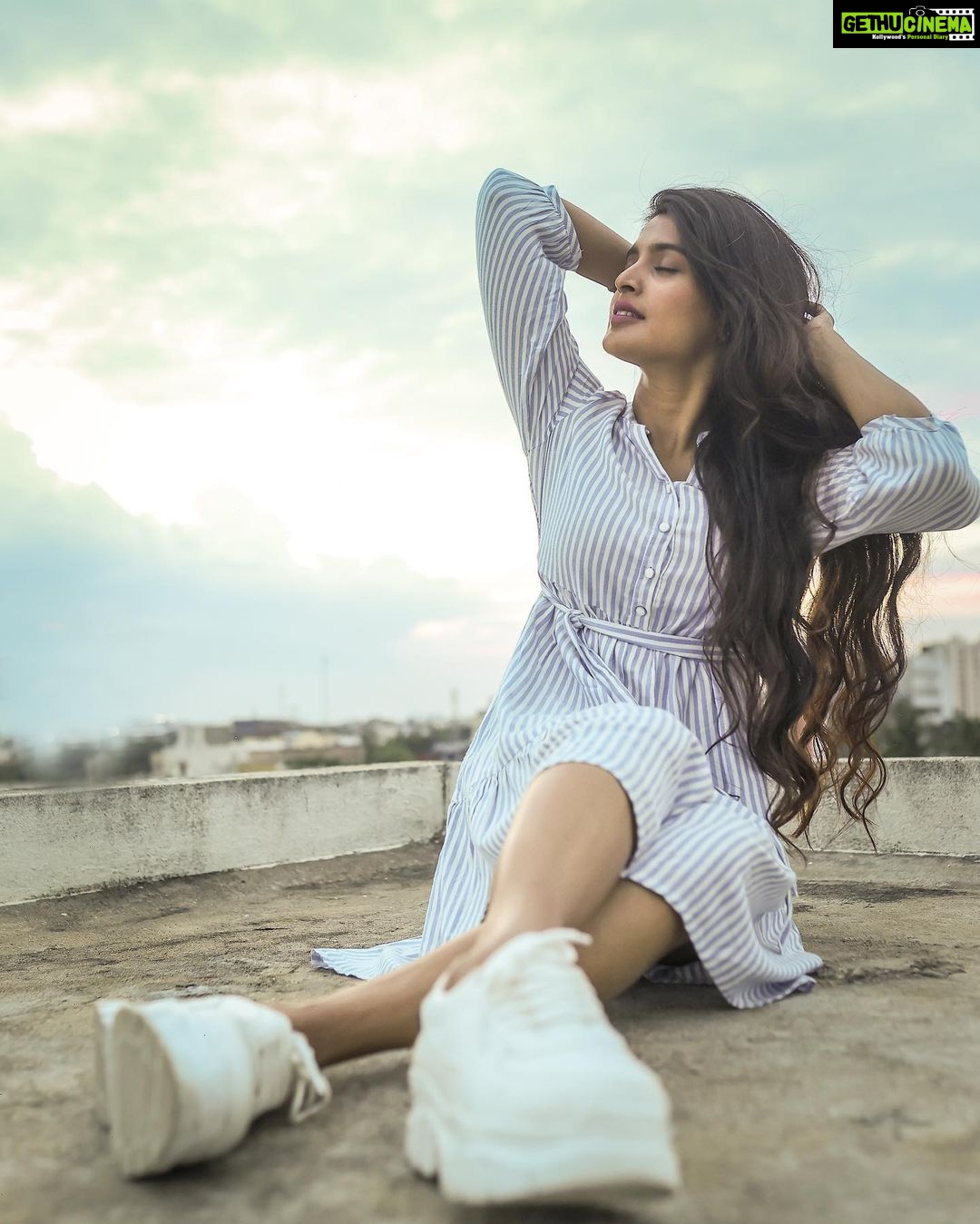 Sanchita Shetty Instagram - 🦋 Photography captured by : @aaronprince_photography Makeup-hairstyle : @makeup_by_jayanthi #peace #joy #love #one #small #step #can #change #your #life #streetstyle #sunset #keepsmiling #sanchita #sanchitashetty #spreadlovepositivity ❤️