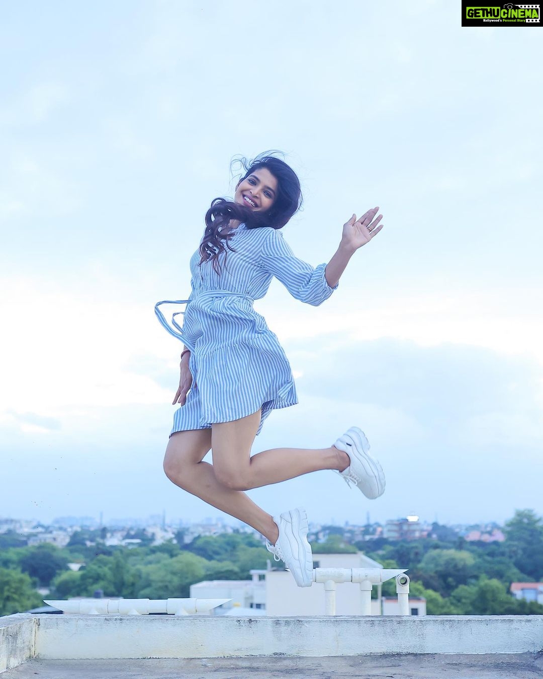Sanchita Shetty Instagram - Fly high up in the sky ๐ฆ Photography captured by : @tales_by_a ๐ธ๐ธ @aaronprince_photography Makeup-hairstyle : @makeup_by_jayanthi #peace #joy #love #one #small #step #can #change #your #life #streetstyle #sunset #keepsmiling #sanchita #sanchitashetty #spreadlovepositivity โค๏ธ