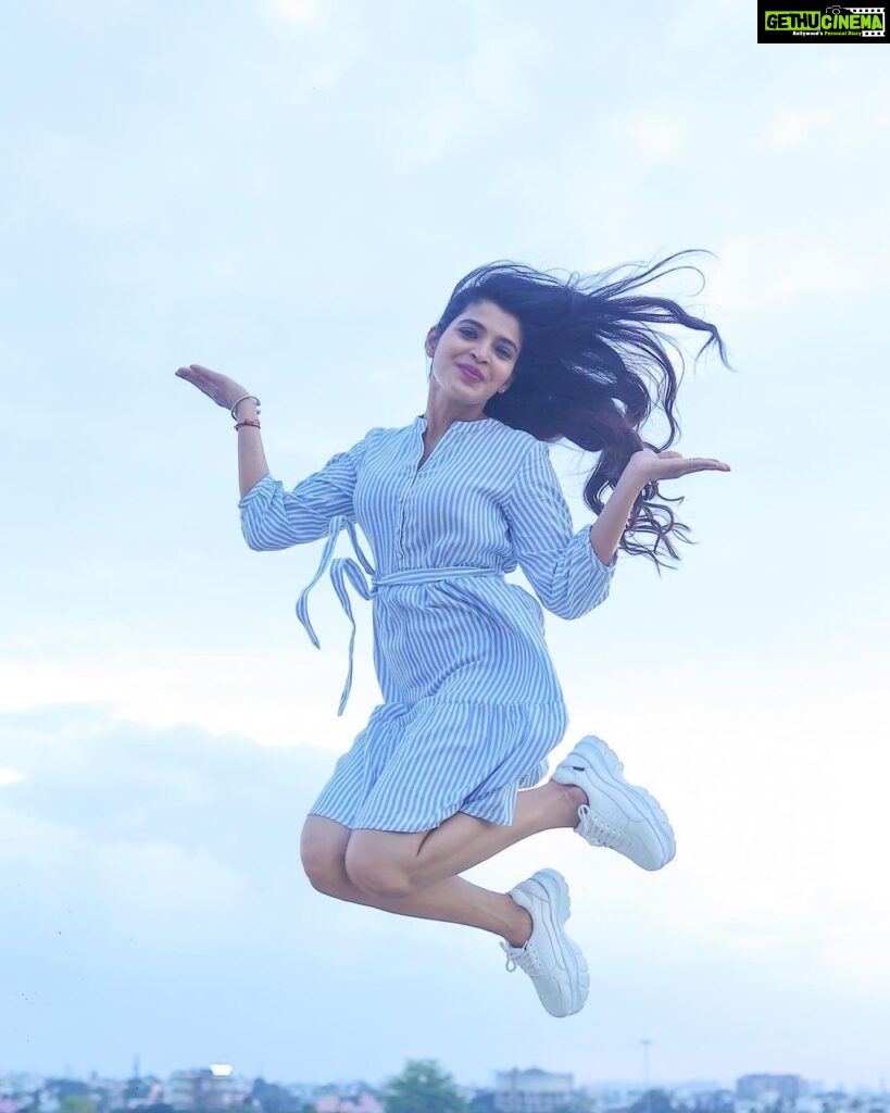 Sanchita Shetty Instagram - Fly high up in the sky 🦋 Photography captured by : @tales_by_a 📸📸 @aaronprince_photography Makeup-hairstyle : @makeup_by_jayanthi #peace #joy #love #one #small #step #can #change #your #life #streetstyle #sunset #keepsmiling #sanchita #sanchitashetty #spreadlovepositivity ❤