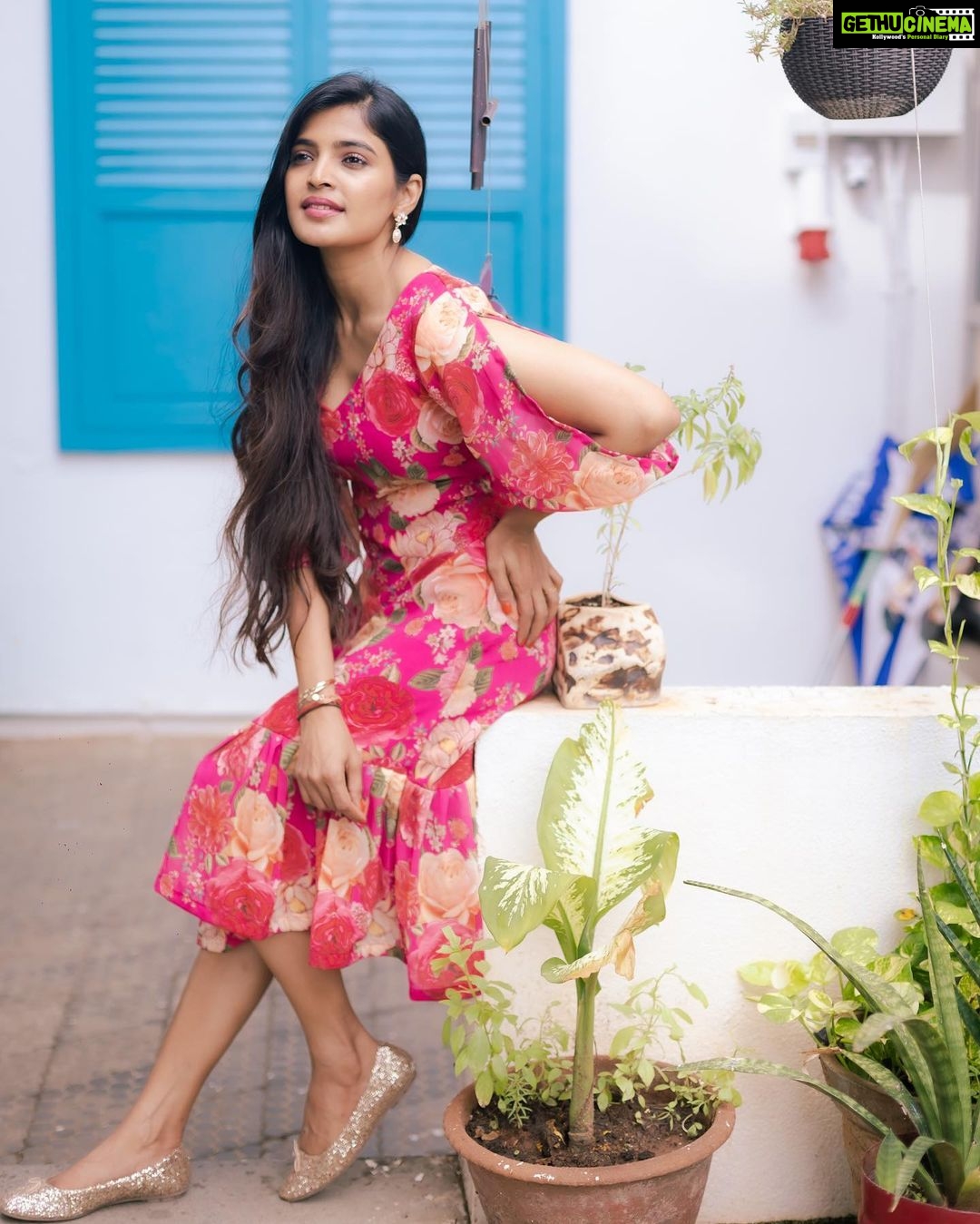 Sanchita Shetty Instagram - π Photography captured by : @aaronprince_photography Makeup-hairstyle : @makeup_by_jayanthi Cloths : @shringaarclothing #sanchitaquotes #life #peace #joy #love #keepsmiling #flower #flowers #pinkdress #pink #pinkcolor #pinkpinkpink #sanchita #sanchitashetty #spreadlovepositivity β€οΈ