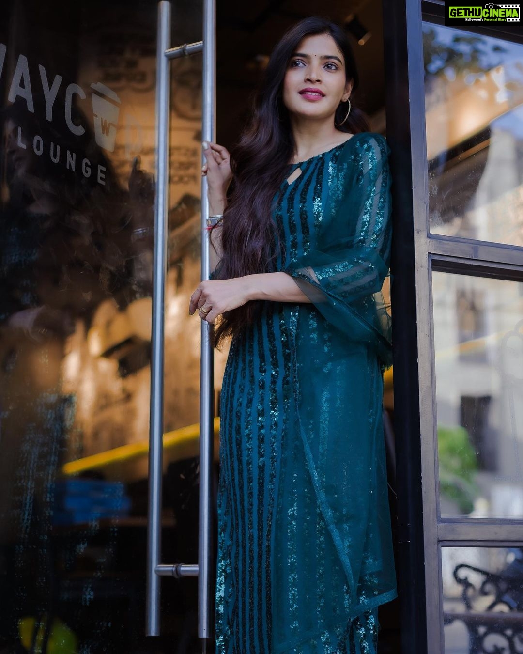 Sanchita Shetty Instagram - Love is the only thing that heals Everything â¤ď¸ Photography captured by : @aaronprince_photography @tales_by_a đ¸đ¸ Makeup-hairstyle : @makeup_by_jayanthi #salwar #salwarsuits #salwarkameez #green #peace #joy #love #sanchita #sanchitashetty #spreadlovepositivity â¤ď¸