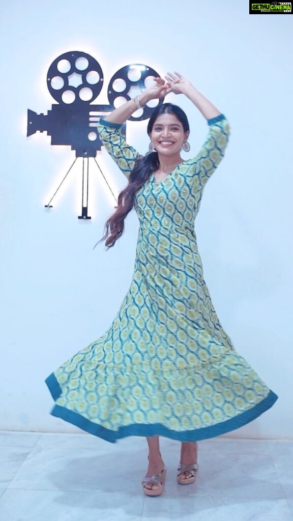 Sanchita Shetty Instagram - “If you want to be more alive, love is the truest health.” Rumi Twirling was so much fun but don’t miss the end expression 😆😍 #peace #joy #love #spin #spinning #spinningdoll #sanchita #sanchitashetty #spreadlovepositivity ❤