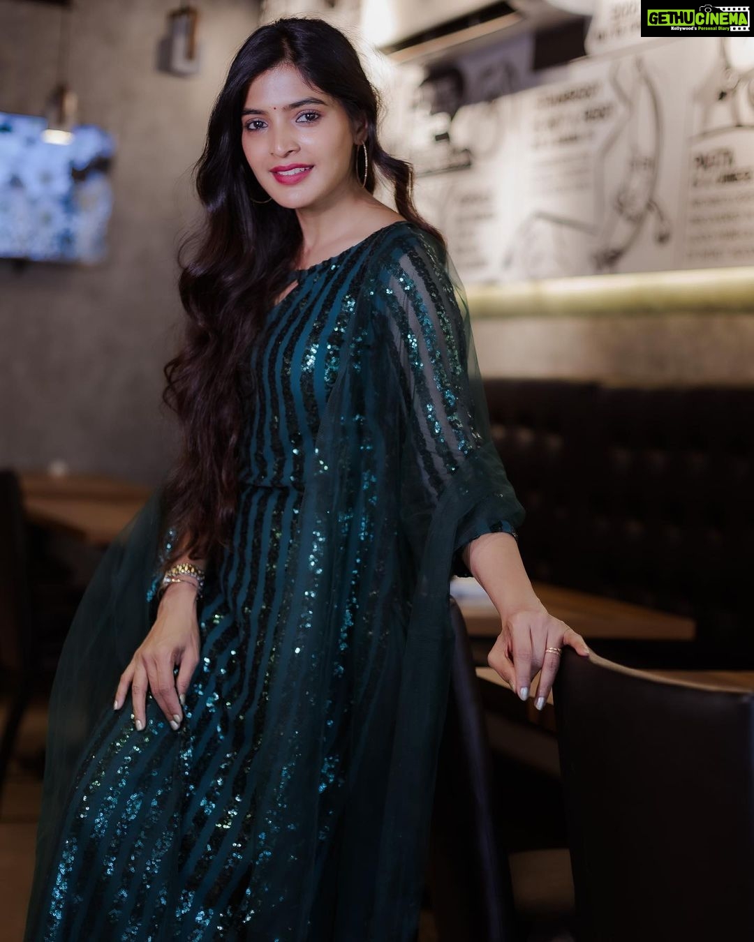 Sanchita Shetty Instagram - Love is the only thing that heals Everything â¤ď¸ Photography captured by : @aaronprince_photography @tales_by_a đ¸đ¸ Makeup-hairstyle : @makeup_by_jayanthi #salwar #salwarsuits #salwarkameez #green #peace #joy #love #sanchita #sanchitashetty #spreadlovepositivity â¤ď¸