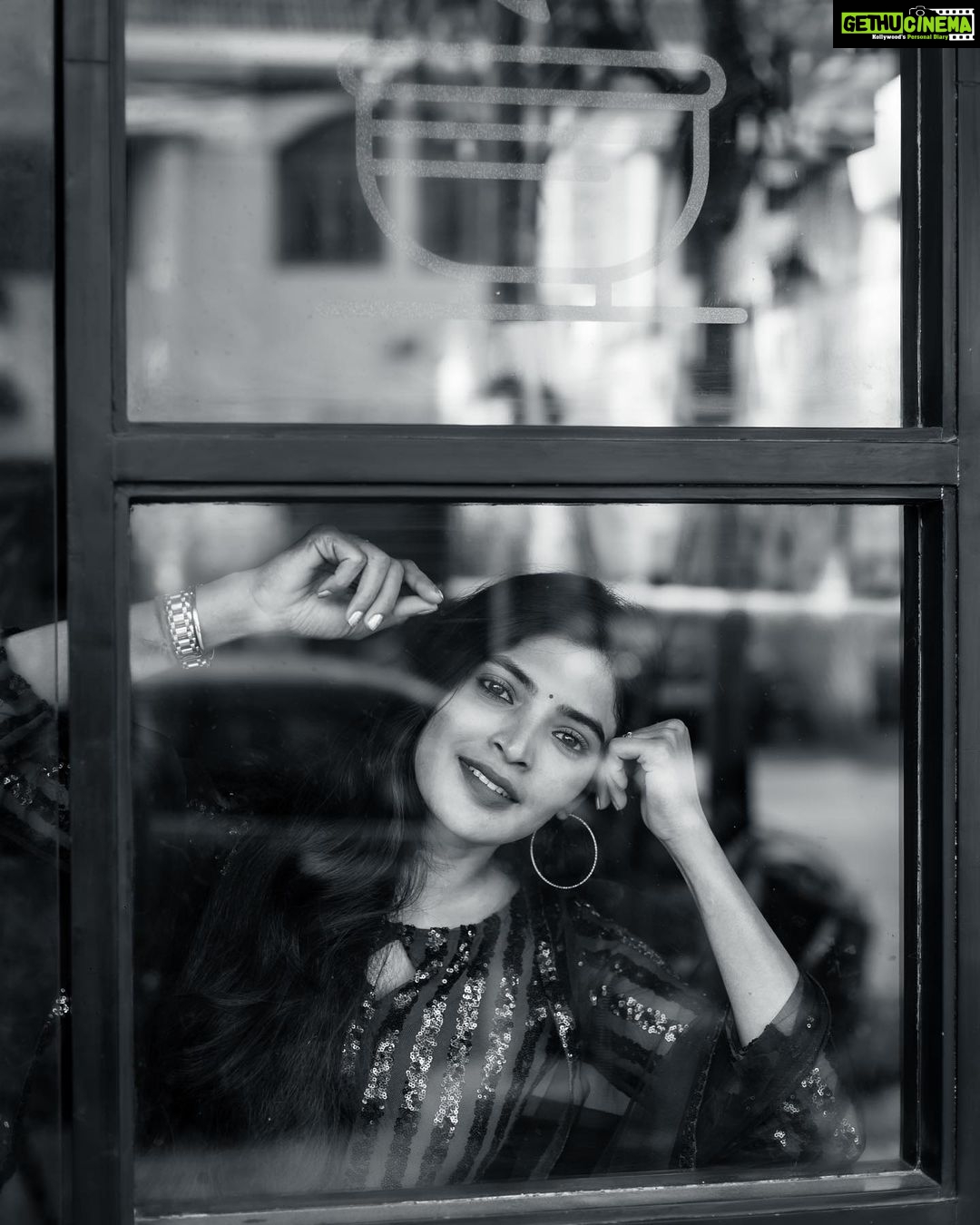 Sanchita Shetty Instagram - Love is the only thing that heals Everything â¤ď¸ Photography captured by : @aaronprince_photography @tales_by_a đ¸đ¸ Makeup-hairstyle : @makeup_by_jayanthi #salwar #salwarsuits #salwarkameez #green #peace #joy #love #sanchita #sanchitashetty #spreadlovepositivity â¤ď¸