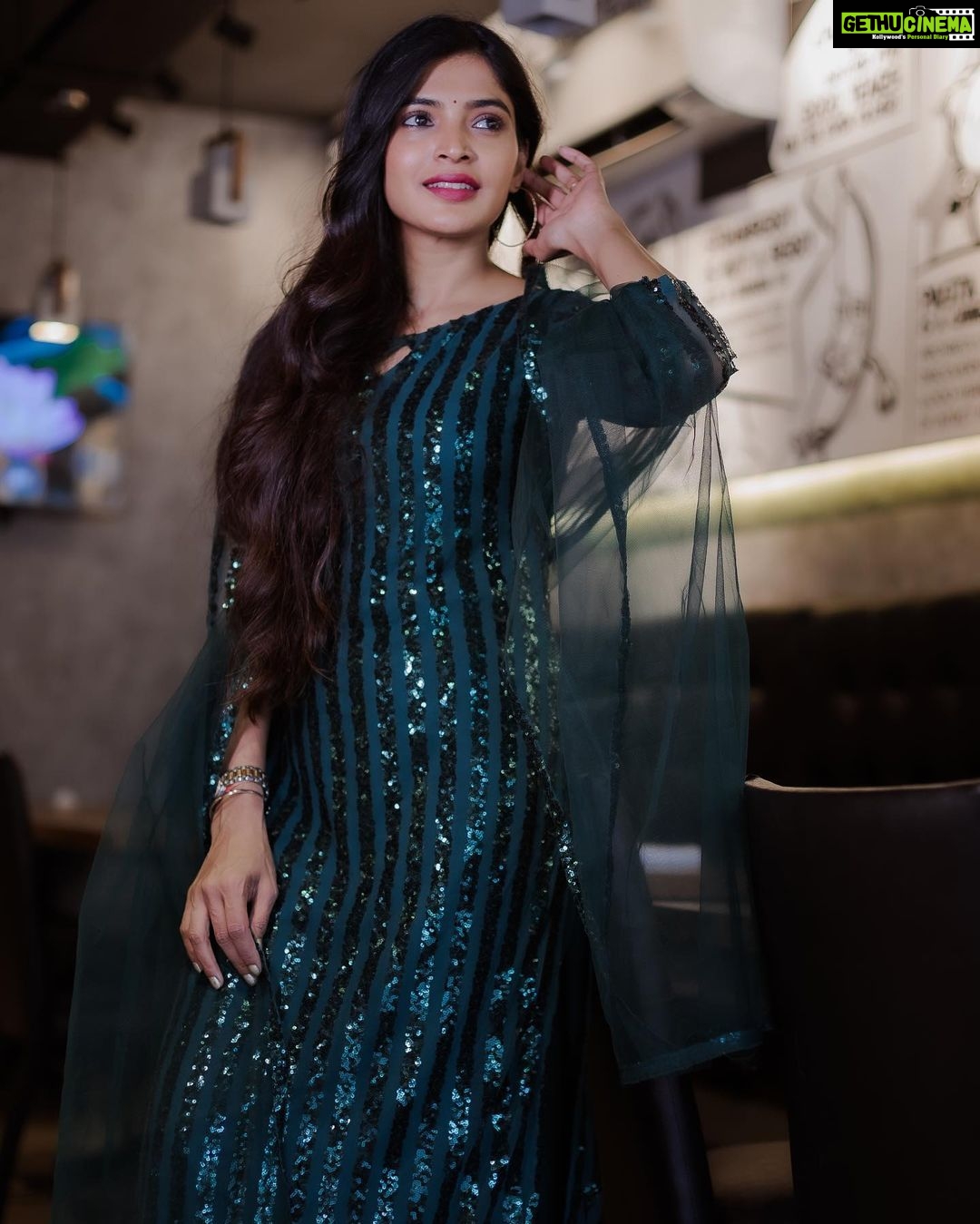 Sanchita Shetty Instagram - Love is the only thing that heals Everything â¤ď¸ Photography captured by : @aaronprince_photography @tales_by_a đ¸đ¸ Makeup-hairstyle : @makeup_by_jayanthi #salwar #salwarsuits #salwarkameez #green #peace #joy #love #sanchita #sanchitashetty #spreadlovepositivity â¤ď¸