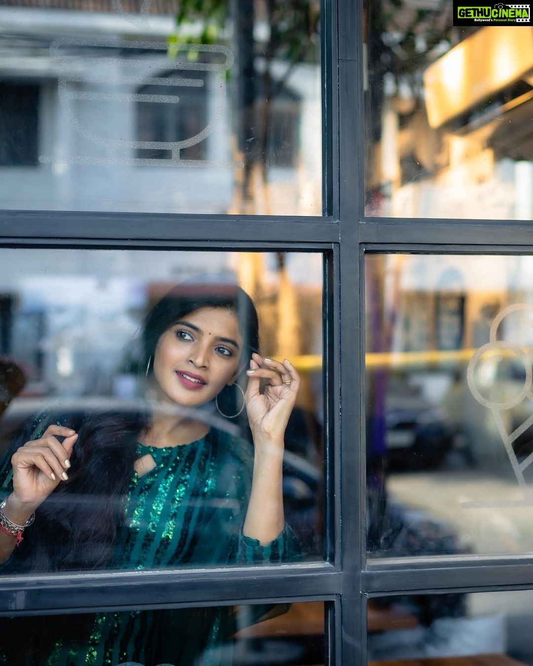 Sanchita Shetty Instagram - Love is the only thing that heals Everything â¤ď¸ Photography captured by : @aaronprince_photography @tales_by_a đ¸đ¸ Makeup-hairstyle : @makeup_by_jayanthi #salwar #salwarsuits #salwarkameez #green #peace #joy #love #sanchita #sanchitashetty #spreadlovepositivity â¤ď¸