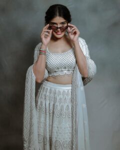 Sanchita Shetty Instagram - I see you 🥰

Photography captured by : @tales_by_a 📸📸 
Beautiful lehanga from : @naziasyed @naziasyedofficial 
Makeup-hairstyle : @makeup_by_jayanthi

#peace #joy #love 
#sanchita #sanchitashetty #spreadlovepositivity ❤️