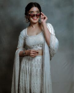 Sanchita Shetty Instagram - I see you 🥰

Photography captured by : @tales_by_a 📸📸 
Beautiful lehanga from : @naziasyed @naziasyedofficial 
Makeup-hairstyle : @makeup_by_jayanthi

#peace #joy #love 
#sanchita #sanchitashetty #spreadlovepositivity ❤️