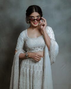 Sanchita Shetty Instagram - I see you 🥰

Photography captured by : @tales_by_a 📸📸 
Beautiful lehanga from : @naziasyed @naziasyedofficial 
Makeup-hairstyle : @makeup_by_jayanthi

#peace #joy #love 
#sanchita #sanchitashetty #spreadlovepositivity ❤️