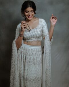 Sanchita Shetty Instagram - I see you 🥰 Photography captured by : @tales_by_a 📸📸 Beautiful lehanga from : @naziasyed @naziasyedofficial Makeup-hairstyle : @makeup_by_jayanthi #peace #joy #love #sanchita #sanchitashetty #spreadlovepositivity ❤️