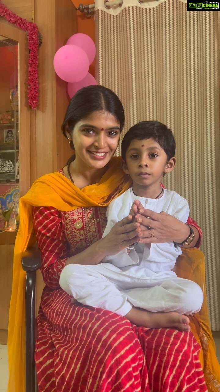 Sanchita Shetty Instagram - Dhyaana-Muulam Gurur-Muurtih Puujaa-Muulam Gurur-Padam | Mantra-Muulam Gurur-Vaakyam Mokssa-Muulam Guruur-Krpaa || Meaning: 1: The Root of Meditation is the Form of the Guru, 2: The Root of Worship is the Feet of the Guru, 3: The Root of Mantra is the Word of the Guru, 4: The Root of Liberation is the Grace of the Guru. My nephew Omkar ❤️ leaning Guru mantra : God bless Omkar @omkar_cutipie Gratitude & Love Thankful & grateful to God Gurus 🙏🌷 #kriyayogameditation #MahavatarBabaji #paramhansayogananananda #paramahansaprajnanananda #meditator #kriyayogi #meditation #spiritual #sprituality #sprituallife #nofilter #blessedchild #omkar #blessed #joy #love #bliss #sanchita #sanchitashetty #spreadlovepositivity ❤️