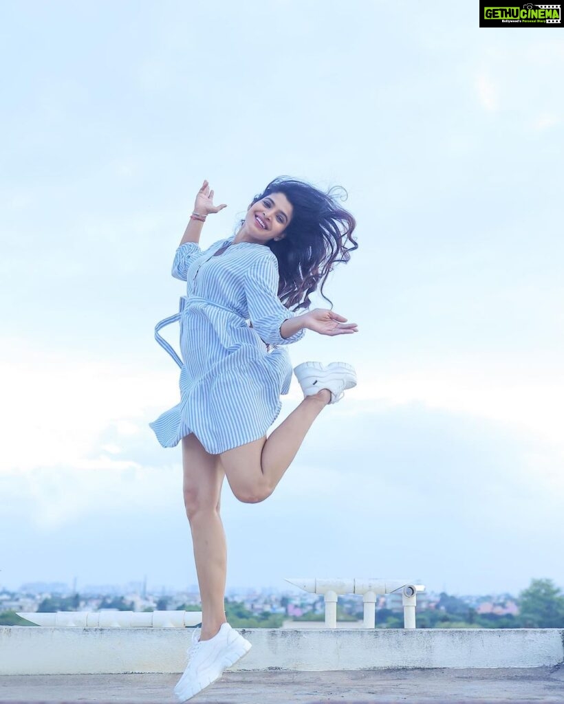 Sanchita Shetty Instagram - Fly high up in the sky 🦋 Photography captured by : @tales_by_a 📸📸 @aaronprince_photography Makeup-hairstyle : @makeup_by_jayanthi #peace #joy #love #one #small #step #can #change #your #life #streetstyle #sunset #keepsmiling #sanchita #sanchitashetty #spreadlovepositivity ❤
