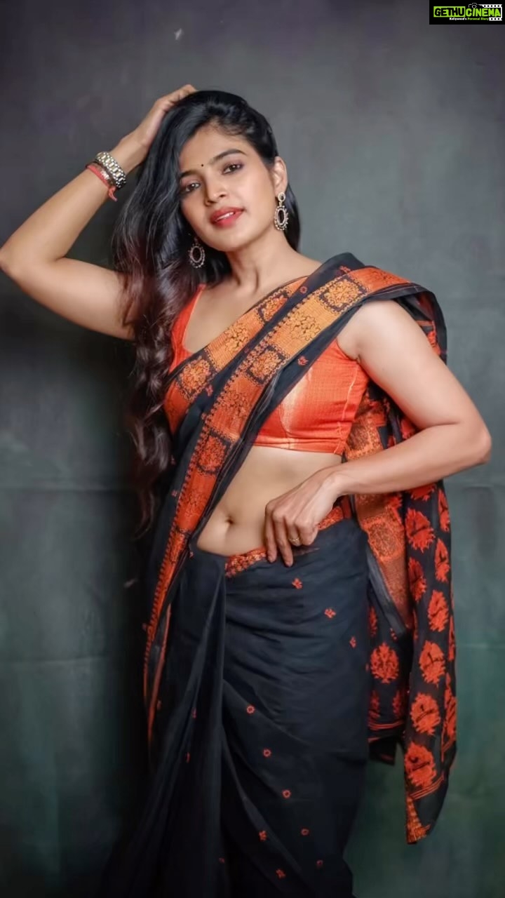 Sanchita Shetty Instagram - 🧡🖤 Photography captured by : @aaronprince_photography @tales_by_a 📸📸 Makeup-hairstyle : @makeup_by_jayanthi Wardrobe : @isanchitaa ❤️ #saree #sareelove #sareelover #black #orange #peace #joy #love #happy #september #hope #miracles #blessings #sanchita #sanchitashetty #spreadlovepositivity ❤️