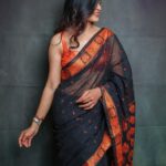 Sanchita Shetty Instagram – Saree Love 🖤🧡

My Saree makes my Smile Brighter 😍😁

Photography captured by : @aaronprince_photography 
@tales_by_a 📸📸 
Makeup-hairstyle : @makeup_by_jayanthi
Wardrobe : @isanchitaa ❤️

#saree #sareelove #sareelover #black #orange 
#peace #joy #love #happy #september #hope #miracles #blessings 
#sanchita #sanchitashetty #spreadlovepositivity ❤️