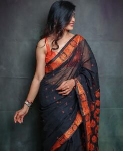 Sanchita Shetty Instagram - Saree Love 🖤🧡

My Saree makes my Smile Brighter 😍😁

Photography captured by : @aaronprince_photography 
@tales_by_a 📸📸 
Makeup-hairstyle : @makeup_by_jayanthi
Wardrobe : @isanchitaa ❤️

#saree #sareelove #sareelover #black #orange 
#peace #joy #love #happy #september #hope #miracles #blessings 
#sanchita #sanchitashetty #spreadlovepositivity ❤️