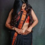 Sanchita Shetty Instagram – Saree Love 🖤🧡

My Saree makes my Smile Brighter 😍😁

Photography captured by : @aaronprince_photography 
@tales_by_a 📸📸 
Makeup-hairstyle : @makeup_by_jayanthi
Wardrobe : @isanchitaa ❤️

#saree #sareelove #sareelover #black #orange 
#peace #joy #love #happy #september #hope #miracles #blessings 
#sanchita #sanchitashetty #spreadlovepositivity ❤️