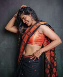 Sanchita Shetty Instagram - Saree Love 🖤🧡

My Saree makes my Smile Brighter 😍😁

Photography captured by : @aaronprince_photography 
@tales_by_a 📸📸 
Makeup-hairstyle : @makeup_by_jayanthi
Wardrobe : @isanchitaa ❤️

#saree #sareelove #sareelover #black #orange 
#peace #joy #love #happy #september #hope #miracles #blessings 
#sanchita #sanchitashetty #spreadlovepositivity ❤️