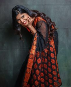 Sanchita Shetty Instagram - Saree Love 🖤🧡

My Saree makes my Smile Brighter 😍😁

Photography captured by : @aaronprince_photography 
@tales_by_a 📸📸 
Makeup-hairstyle : @makeup_by_jayanthi
Wardrobe : @isanchitaa ❤️

#saree #sareelove #sareelover #black #orange 
#peace #joy #love #happy #september #hope #miracles #blessings 
#sanchita #sanchitashetty #spreadlovepositivity ❤️