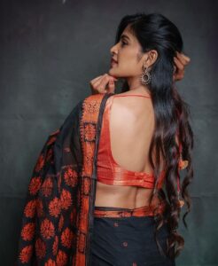 Sanchita Shetty Instagram - Saree Love 🖤🧡

My Saree makes my Smile Brighter 😍😁

Photography captured by : @aaronprince_photography 
@tales_by_a 📸📸 
Makeup-hairstyle : @makeup_by_jayanthi
Wardrobe : @isanchitaa ❤️

#saree #sareelove #sareelover #black #orange 
#peace #joy #love #happy #september #hope #miracles #blessings 
#sanchita #sanchitashetty #spreadlovepositivity ❤️