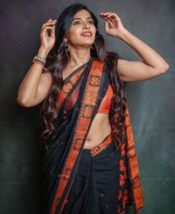 Sanchita Shetty Instagram - Saree Love 🖤🧡

My Saree makes my Smile Brighter 😍😁

Photography captured by : @aaronprince_photography 
@tales_by_a 📸📸 
Makeup-hairstyle : @makeup_by_jayanthi
Wardrobe : @isanchitaa ❤️

#saree #sareelove #sareelover #black #orange 
#peace #joy #love #happy #september #hope #miracles #blessings 
#sanchita #sanchitashetty #spreadlovepositivity ❤️
