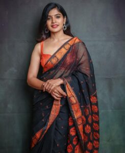 Sanchita Shetty Instagram - Saree Love 🖤🧡

My Saree makes my Smile Brighter 😍😁

Photography captured by : @aaronprince_photography 
@tales_by_a 📸📸 
Makeup-hairstyle : @makeup_by_jayanthi
Wardrobe : @isanchitaa ❤️

#saree #sareelove #sareelover #black #orange 
#peace #joy #love #happy #september #hope #miracles #blessings 
#sanchita #sanchitashetty #spreadlovepositivity ❤️