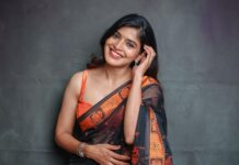 Sanchita Shetty Instagram - Saree Love 🖤🧡 My Saree makes my Smile Brighter 😍😁 Photography captured by : @aaronprince_photography @tales_by_a 📸📸 Makeup-hairstyle : @makeup_by_jayanthi Wardrobe : @isanchitaa ❤️ #saree #sareelove #sareelover #black #orange #peace #joy #love #happy #september #hope #miracles #blessings #sanchita #sanchitashetty #spreadlovepositivity ❤️