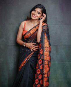 Sanchita Shetty Instagram - Saree Love 🖤🧡 My Saree makes my Smile Brighter 😍😁 Photography captured by : @aaronprince_photography @tales_by_a 📸📸 Makeup-hairstyle : @makeup_by_jayanthi Wardrobe : @isanchitaa ❤️ #saree #sareelove #sareelover #black #orange #peace #joy #love #happy #september #hope #miracles #blessings #sanchita #sanchitashetty #spreadlovepositivity ❤️