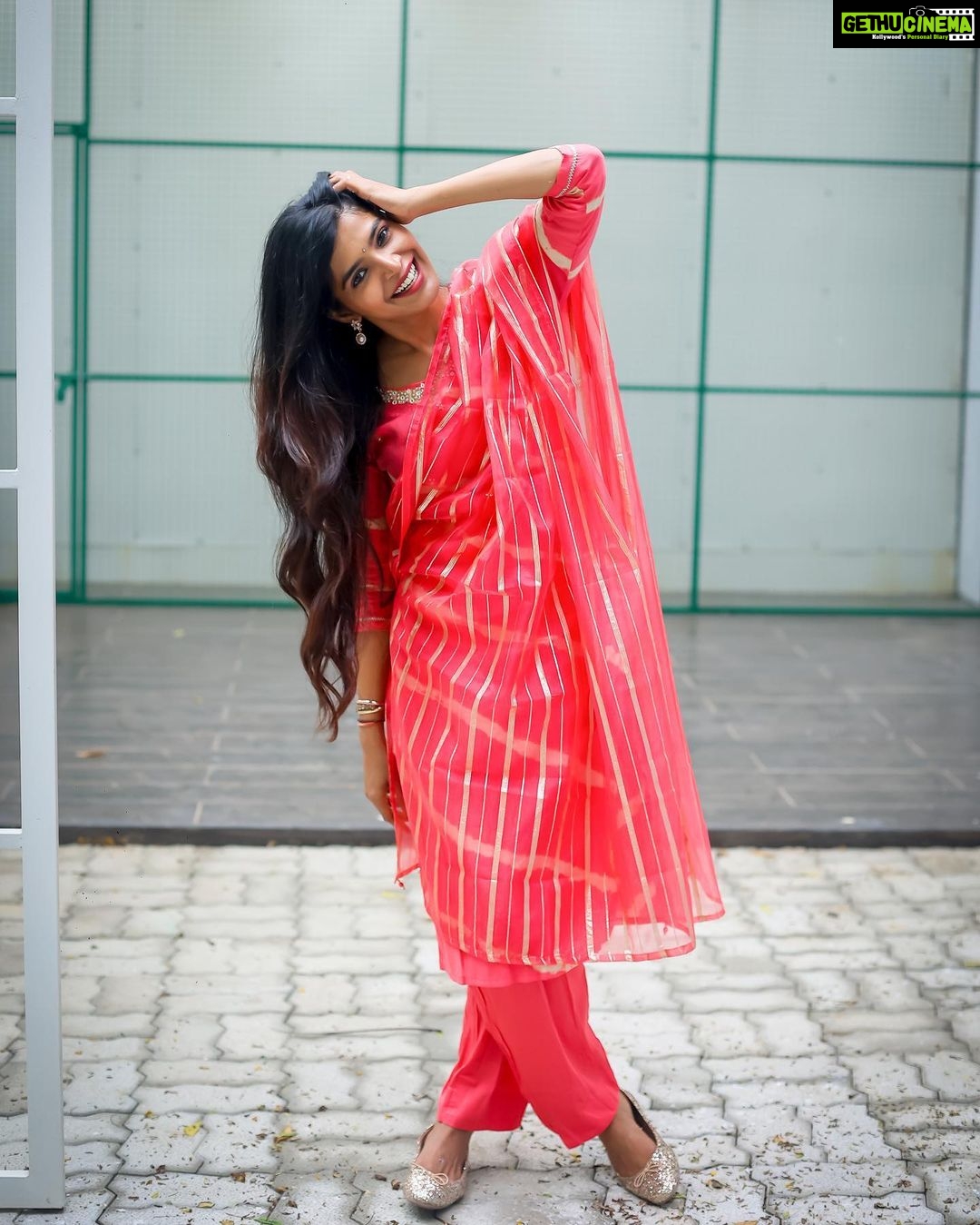 Sanchita Shetty Instagram - Happy September ๐ธ๐บ Photography captured by : @aaronprince_photography @tales_by_a ๐ธ๐ธ Makeup-hairstyle : @makeup_by_jayanthi #salwar #salwarsuits #salwarkameez #green #peace #joy #love #happy #september #hope #miracles #blessings #happyseptember #sanchita #sanchitashetty #spreadlovepositivity โค๏ธ