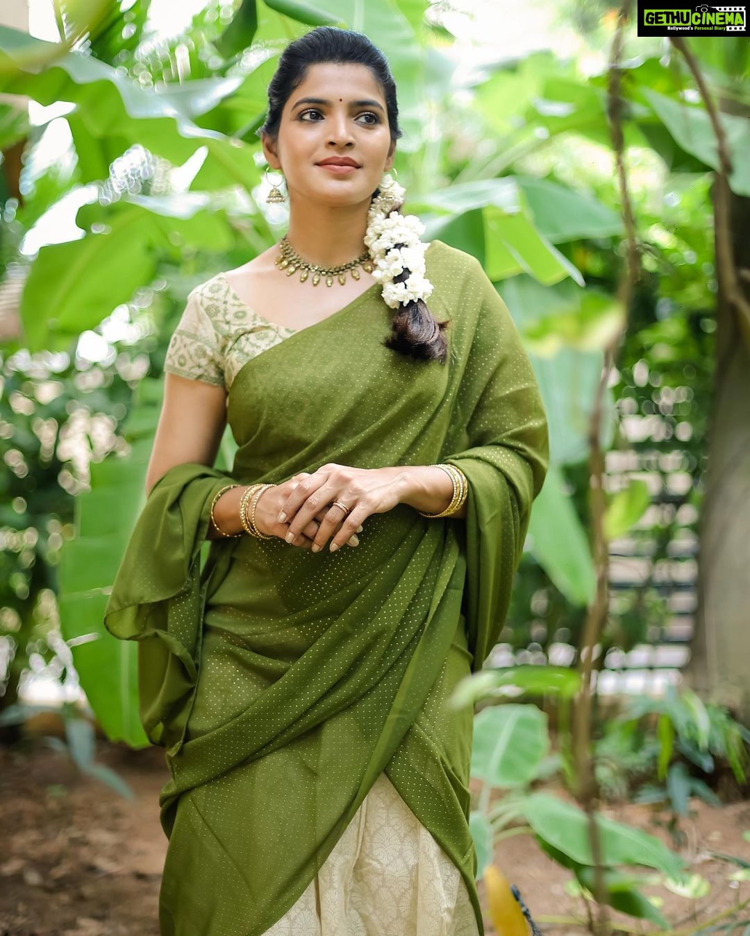Sanchita Shetty Instagram - Happy Onam πΊπΌπΈπͺ· Photography πΈπΈ : @aaronprince_photography Wardrobe: Makeup & Hair : @isanchitaa ππ #peace #joy #love #saree #sareelove #halfsaree #festival #festivevibes #onam #sanchita #sanchitashetty #spreadlovepositivity β€οΈ