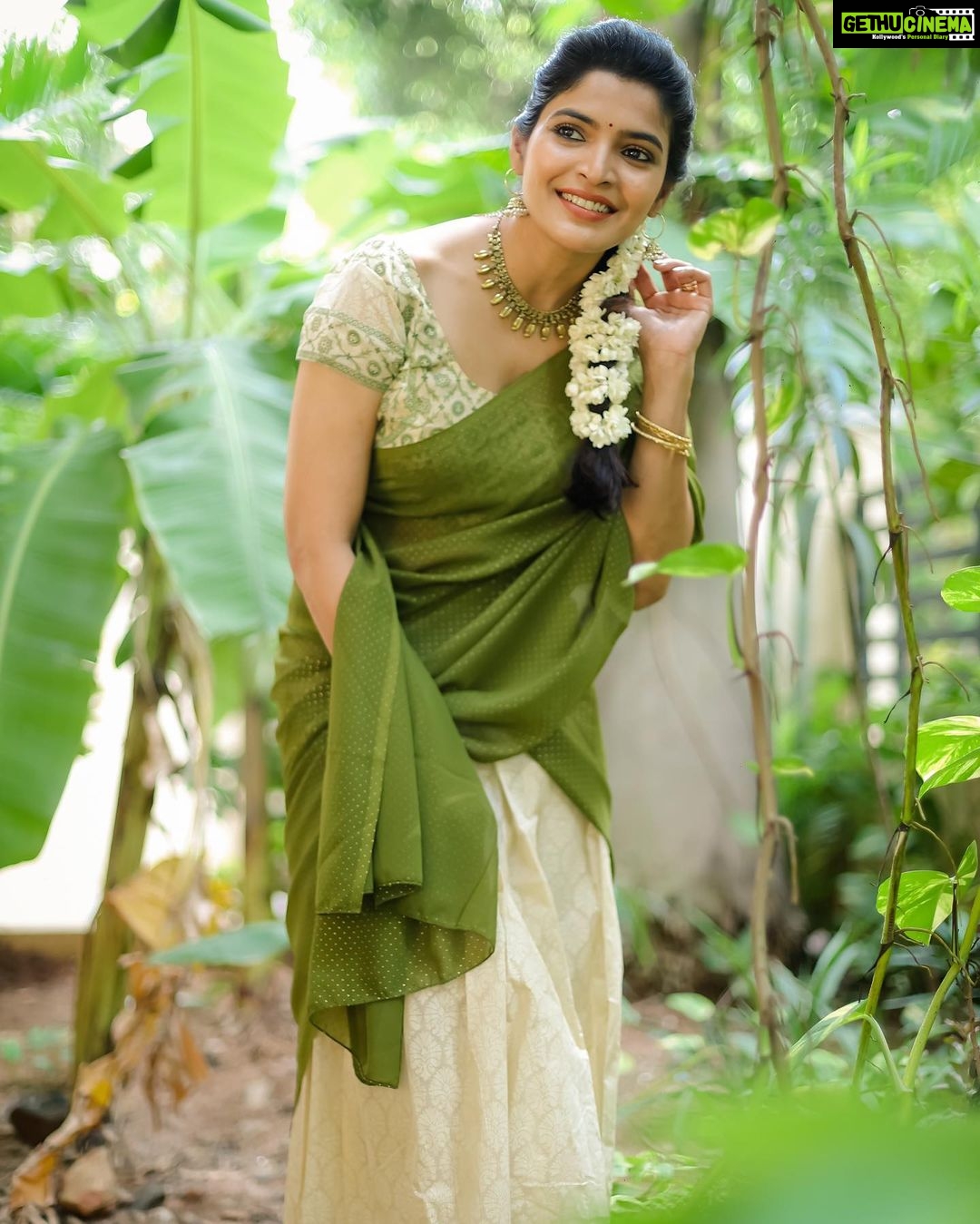 Sanchita Shetty Instagram - Happy Onam πΊπΌπΈπͺ· Photography πΈπΈ : @aaronprince_photography Wardrobe: Makeup & Hair : @isanchitaa ππ #peace #joy #love #saree #sareelove #halfsaree #festival #festivevibes #onam #sanchita #sanchitashetty #spreadlovepositivity β€οΈ
