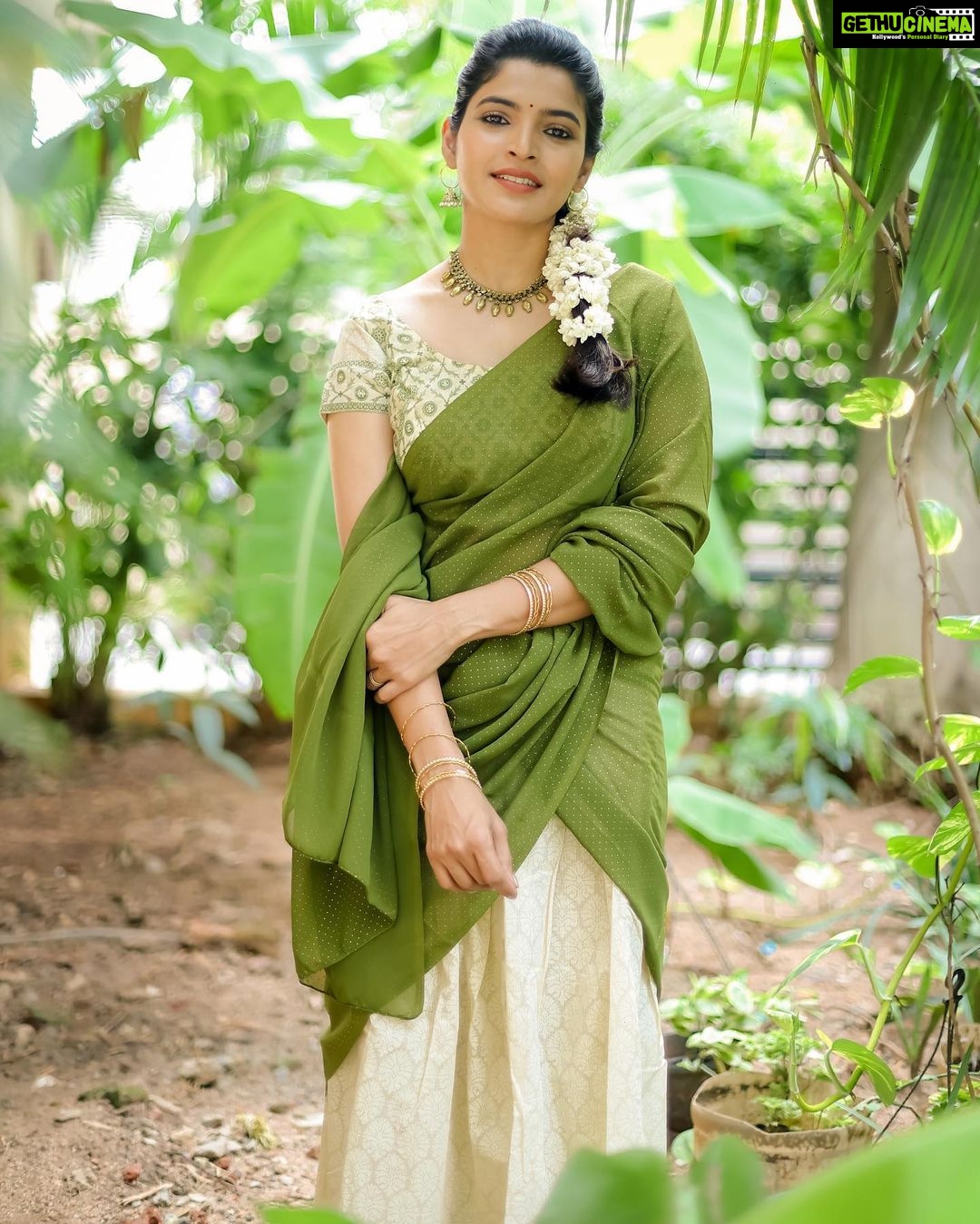 Sanchita Shetty Instagram - Happy Onam πΊπΌπΈπͺ· Photography πΈπΈ : @aaronprince_photography Wardrobe: Makeup & Hair : @isanchitaa ππ #peace #joy #love #saree #sareelove #halfsaree #festival #festivevibes #onam #sanchita #sanchitashetty #spreadlovepositivity β€οΈ