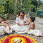 Sandra Thomas Instagram - Pookkalam 🌼🌸🌺 Costume : @the_drape_studio #onam #athapoo #village #palakkad #childhood #children #vibes #celebration #dance #creative #onamcelebration #festival #friendship #neighbors #nature #family #mother #children