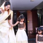Sandra Thomas Instagram - ഓണത്തിന്റെ ഒരുക്കങ്ങൾ തുടങ്ങിയോ ? ഇഷ്ടപ്പെട്ട പായസം ഏതാണ് എന്ന് താഴെ കമന്റ് ചെയൂ @eastern_in Atham Pathum Perfect Aakam . ഈ സോങ്ങ് ഉപയോഗിച്ച് നിങ്ങളുടെ രീതിയിൽ ഒരു ഫ്യൂഷൻ റീൽ ഉണ്ടാക്കുക. നിങ്ങൾക്ക് പാടാം, ഡാൻസ് ചെയ്യാം, എന്തും ചെയ്യാം പക്ഷേ ഫ്യൂഷൻ എന്തായാലും ഉണ്ടാവണം. വിജയികൾക്ക് സിത്താരയോടൊപ്പം മൊൺടാജ്‌ വിഡിയോയിൽ ഫീച്ചർ ചെയ്യാനുള്ള അവസരം ലഭിക്കും Camera : @nebuoski Styling and Makeup : @ashna_aash_ Costume : @allonawallkochi Jewellery: @r.giripai_jewellery Assisted by : @mzriodbinwfiza #eastern #athampathumperfectakkam #onam #onam2023 #onamreels #onamspecial #onamsong #perfecttastepartner #perfect #perfecttaste #perfectcolour #perfectsmell #onamolamcontest