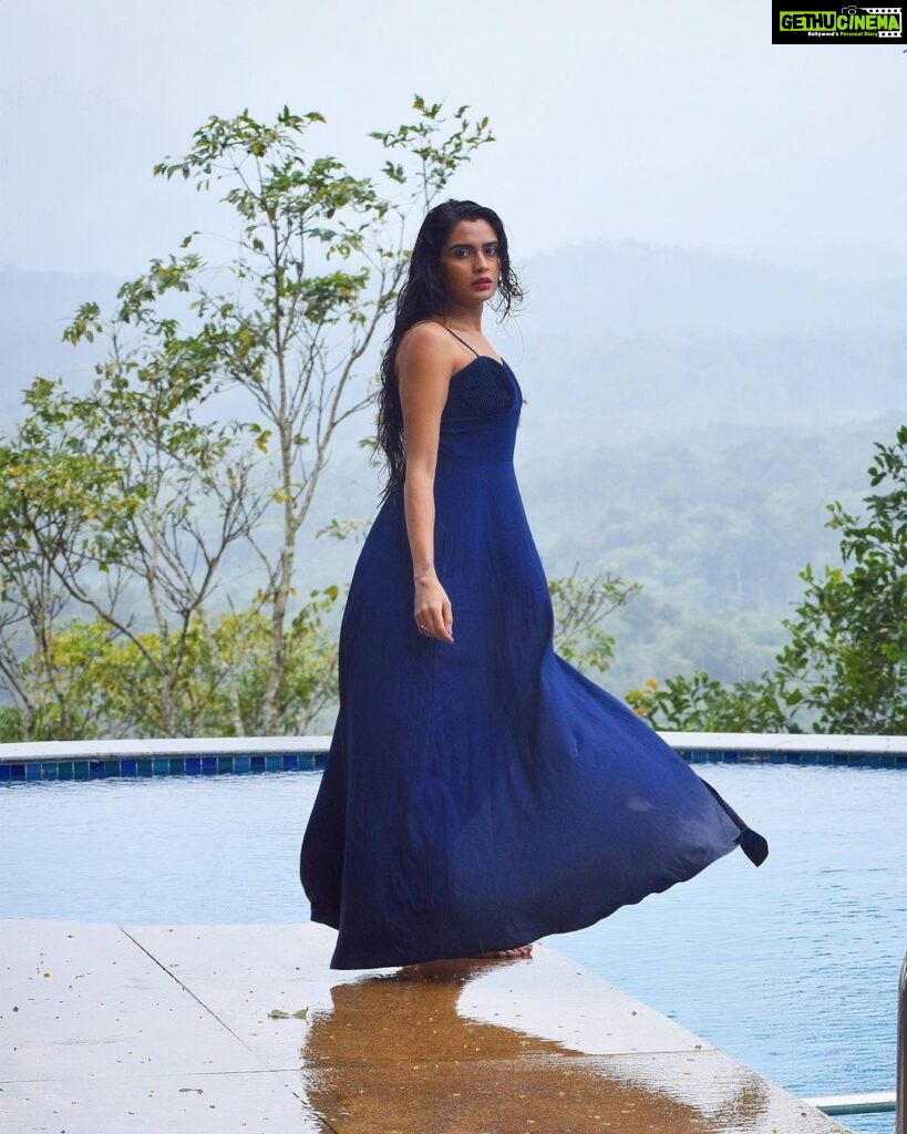 Sangeetha Bhat Instagram - “One touch of nature makes the whole world kin.” #sangeethabhat #sangeethabhatsudarshan #natureschild #nature #bluegown #gratitude #grateful Porcupine Castle Resort, Coorg