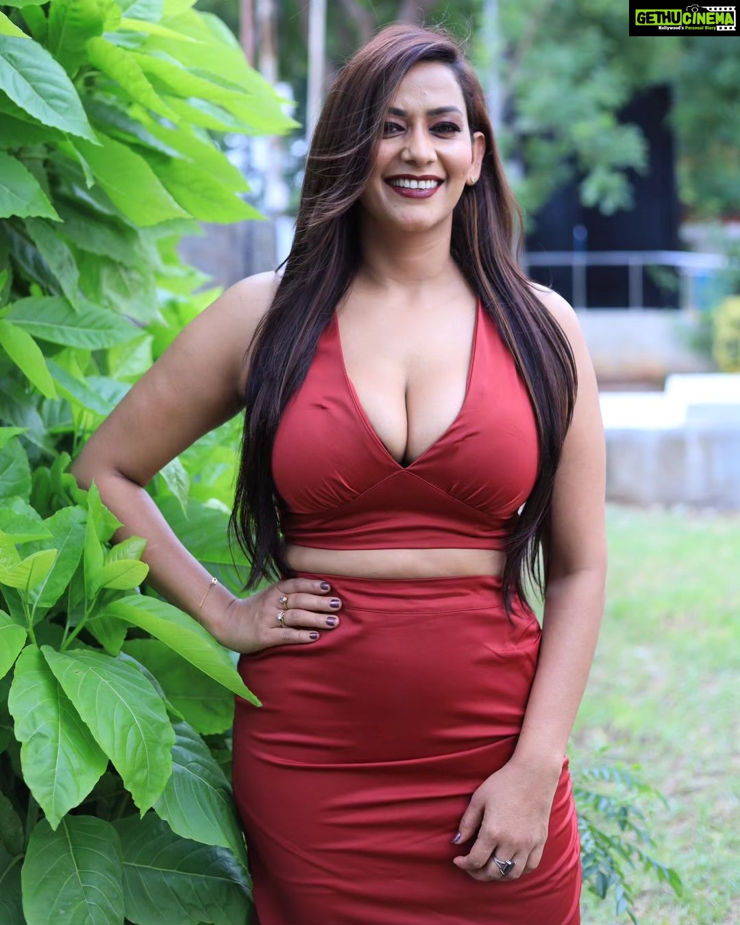 Sanjana Singh Instagram - Hello guys! My movie RAAKADHAN is now released! Go check it out at the nearest theatre!❤️ Shower some love and support!✨ @marudham_productions @baskar_vignesh @riyazkhan09 @shubh_angi_jha @dinesh_kalaiselvan_official