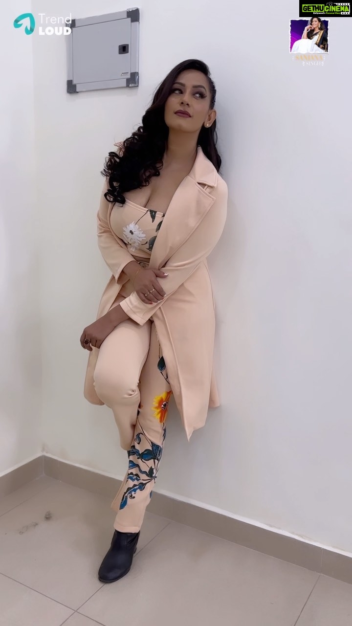 Sanjana Singh Instagram - “A queen in my own story, walking with purpose 👑📖” Costume Designer : @premierdesigner 💝😇💝 hairstyle : @mani_stylist_ Makeup: @jiyamakeupartistry thank you so much to the team for wonderful makeover, much love to you guys ❤️