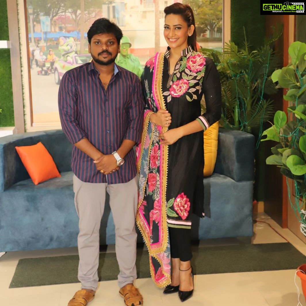 Sanjana Singh Instagram - Raakadhan movie promotion at Kongu Nadu College, Namakkal ❤️ Costume designer : @sidneysladen Promotions Clicks #raakadhan #wetooraakadhan #marudhamproductions July 21 In Theatres @riyazkhan09 @baskar_vignesh @marudham_productions @dinesh_kalaiselvan_official