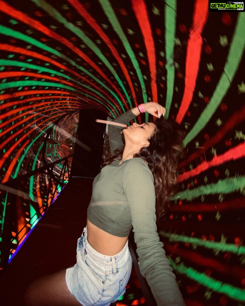 Sanjana Tiwari Instagram - Alexa play “Blinding lights” 📸 @rockin_vashista