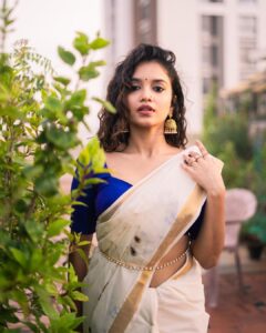 Sanjana Tiwari Instagram - Happy Onam 🌸

Shot by @varshithaa.govardan ❤️
Styled by @_divyakarthika ✨
Jewels @narayanapearls 
Thank you for this beautiful saree @roopa_ravi_mua 💕
