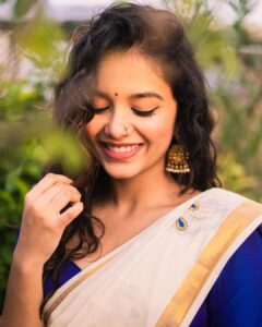Sanjana Tiwari Instagram - Happy Onam 🌸

Shot by @varshithaa.govardan ❤️
Styled by @_divyakarthika ✨
Jewels @narayanapearls 
Thank you for this beautiful saree @roopa_ravi_mua 💕