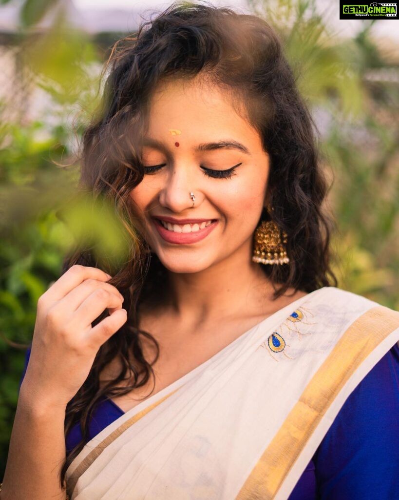 Sanjana Tiwari Instagram - Happy Onam 🌸 Shot by @varshithaa.govardan ❤️ Styled by @_divyakarthika ✨ Jewels @narayanapearls Thank you for this beautiful saree @roopa_ravi_mua 💕
