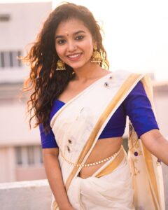 Sanjana Tiwari Instagram - Happy Onam 🌸

Shot by @varshithaa.govardan ❤️
Styled by @_divyakarthika ✨
Jewels @narayanapearls 
Thank you for this beautiful saree @roopa_ravi_mua 💕