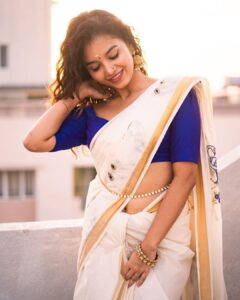 Sanjana Tiwari Instagram - Happy Onam 🌸

Shot by @varshithaa.govardan ❤️
Styled by @_divyakarthika ✨
Jewels @narayanapearls 
Thank you for this beautiful saree @roopa_ravi_mua 💕