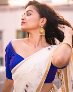 Sanjana Tiwari Instagram - Happy Onam 🌸

Shot by @varshithaa.govardan ❤️
Styled by @_divyakarthika ✨
Jewels @narayanapearls 
Thank you for this beautiful saree @roopa_ravi_mua 💕