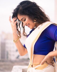 Sanjana Tiwari Instagram - Happy Onam 🌸

Shot by @varshithaa.govardan ❤️
Styled by @_divyakarthika ✨
Jewels @narayanapearls 
Thank you for this beautiful saree @roopa_ravi_mua 💕