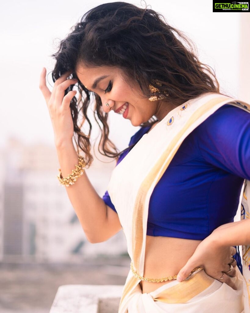 Sanjana Tiwari Instagram - Happy Onam 🌸 Shot by @varshithaa.govardan ❤️ Styled by @_divyakarthika ✨ Jewels @narayanapearls Thank you for this beautiful saree @roopa_ravi_mua 💕