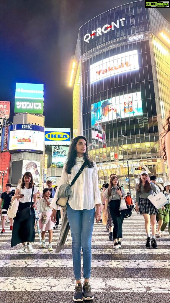 Sarah Jane Dias Instagram - Shibuya Craziness . #japan #japandiaries #traveljapan #ilovejapan #visitjapan #shibuyacrossing #shibuya #tokyo #travel #traveldiaries #travelgram #instatravel #animelove #animelover #anime Shibuya Crossing Tokyo