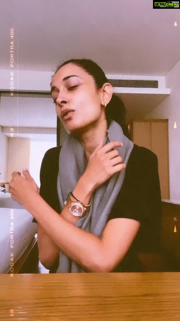 Sarah Jane Dias Instagram - another medley for you… . i think i should start taking requests now 😜 . #singersongwriter #singer #medley #music #musicislife