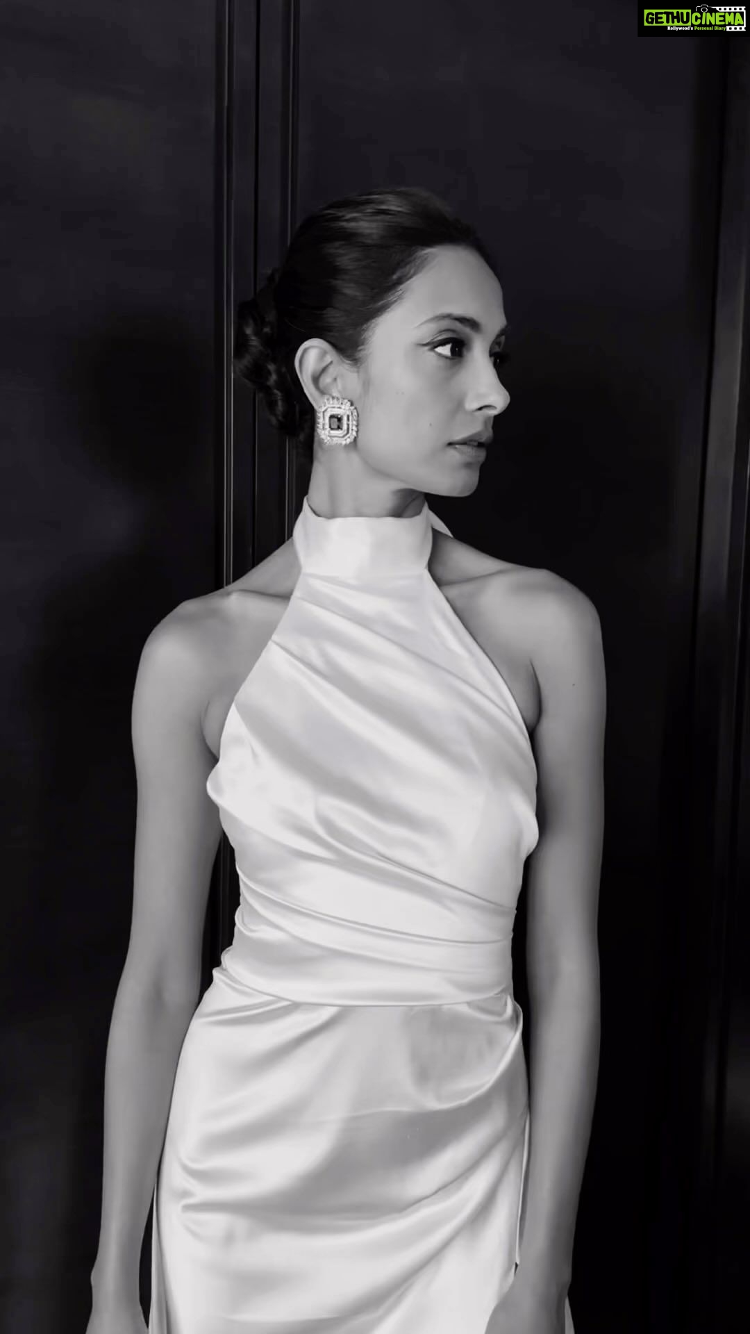 Sarah Jane Dias Instagram - what saying “yes” looks like!!! . #boom #ido #bridal #bridallook #bridalmakeup #instafashion #instareels